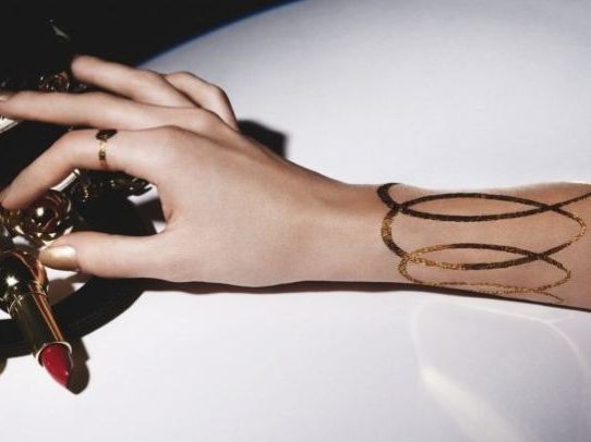 Κόσμημα που δεν κοστίζει: τα νέα χρυσά τατουάζ του Dior